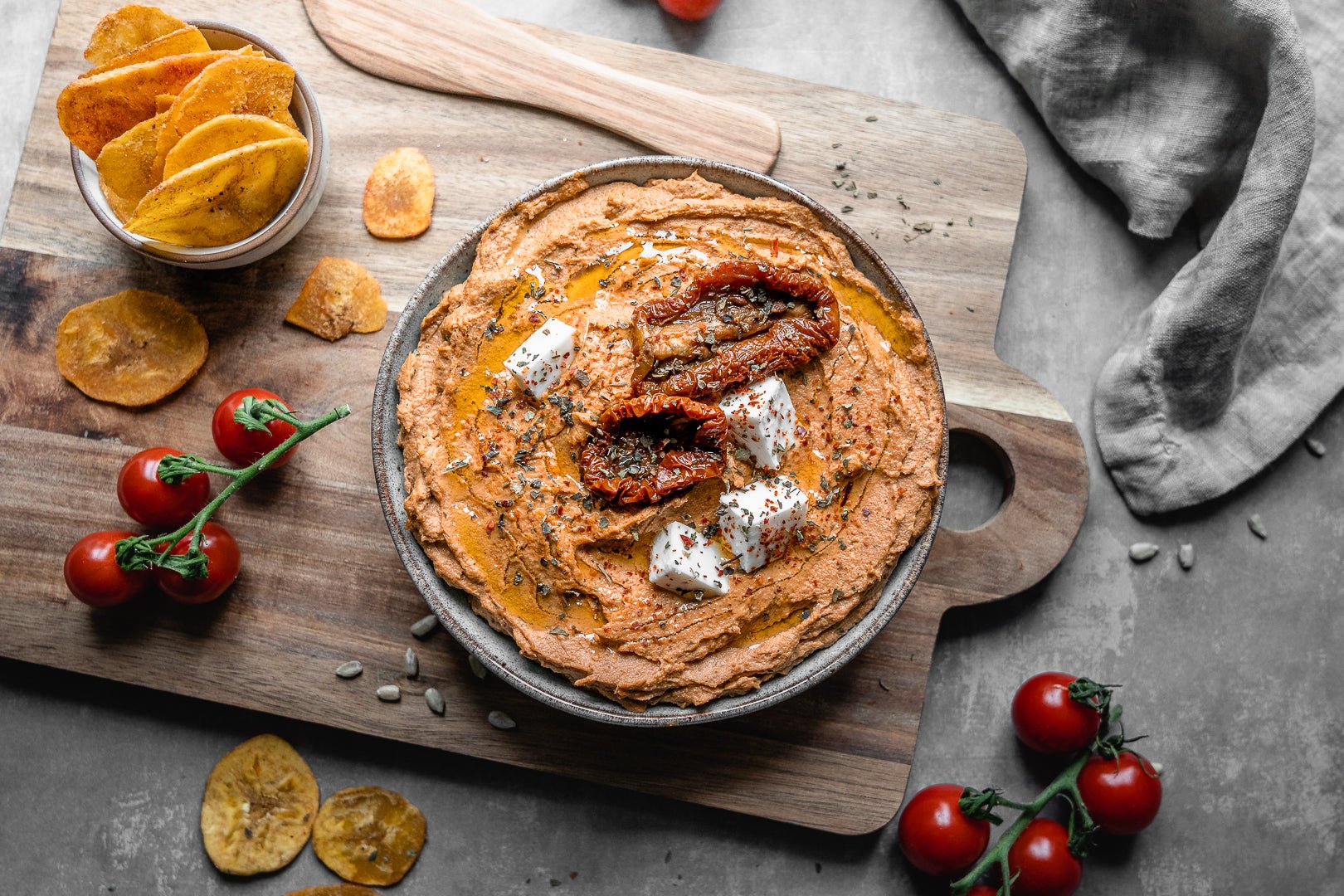 Tomaten Veta Dip mit Paprika Kochbanenchips 🍅🌿 - el origen