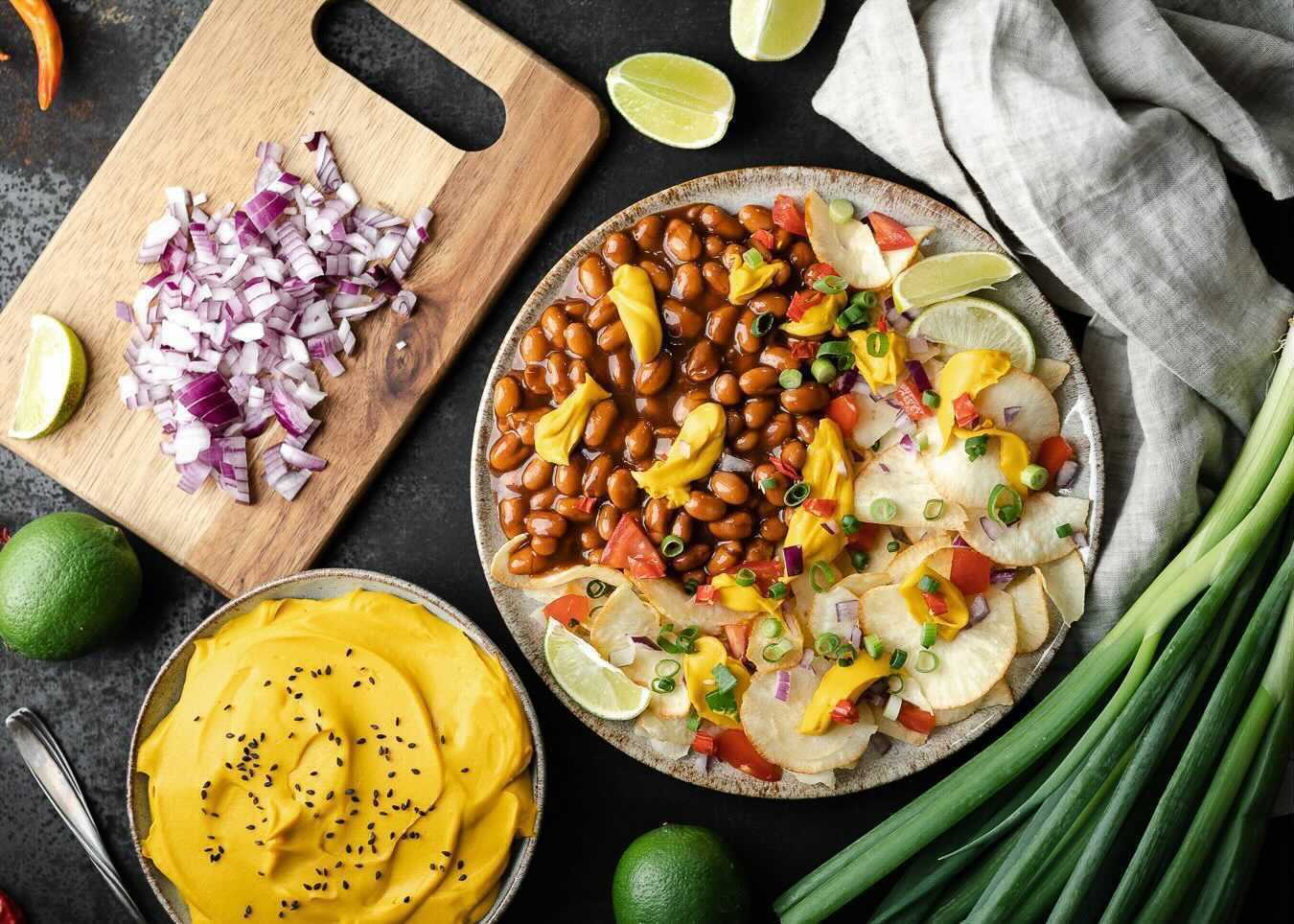 Veganer Käsedip mit Chili Bohnen und Bio Maniok Chips - el origen