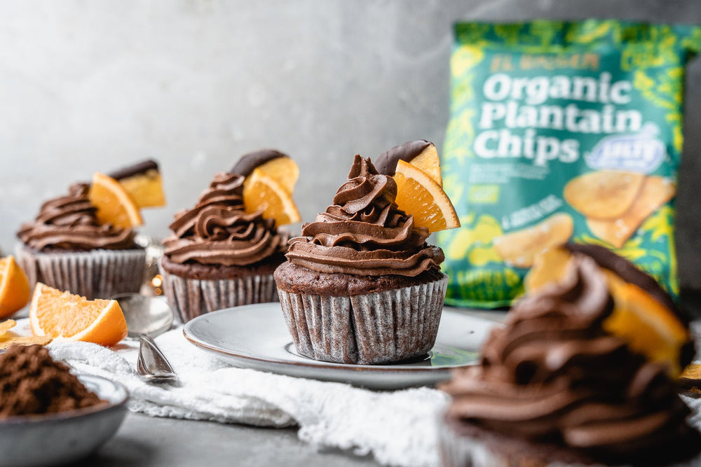 Weihnachtliche Schoko Orangen Cupcakes mit schokolierten Kochbananen Chips 🧁🍊 - el origen