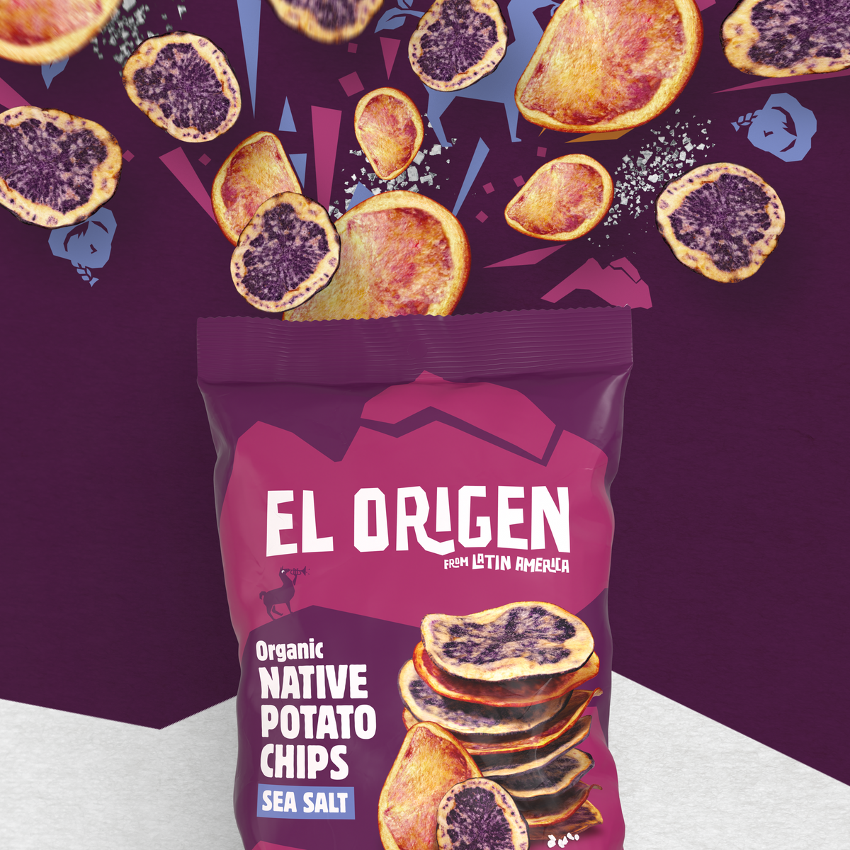 Bio Kartoffelchips mit Meersalz – geöffnete Packung mit fliegenden roten und blauen Andenkartoffel-Chips