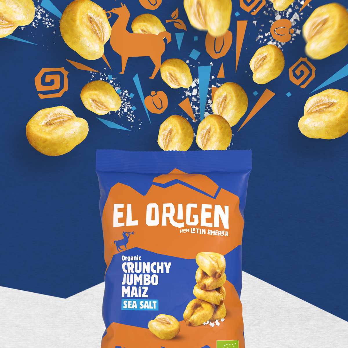 Bio Crunchy Jumbo Maíz mit Meersalz – geöffnete Packung mit fliegenden Riesenmais-Körnern